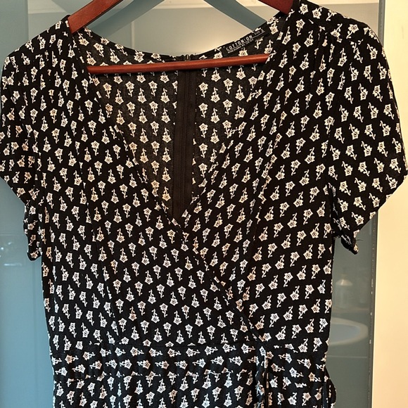 Back and white floral dress. Great condition. Size small. - Picture 2 of 3
